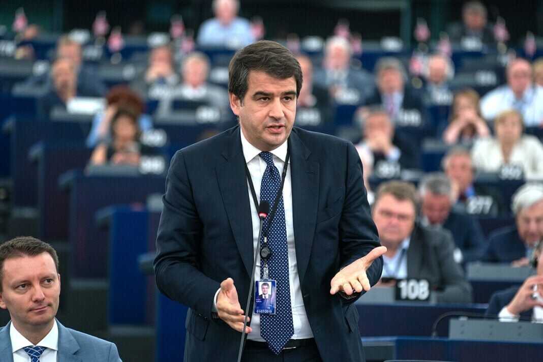 Co-presidente del gruppo europeo Ecr-Fratelli d'Italia, Raffaele Fitto.