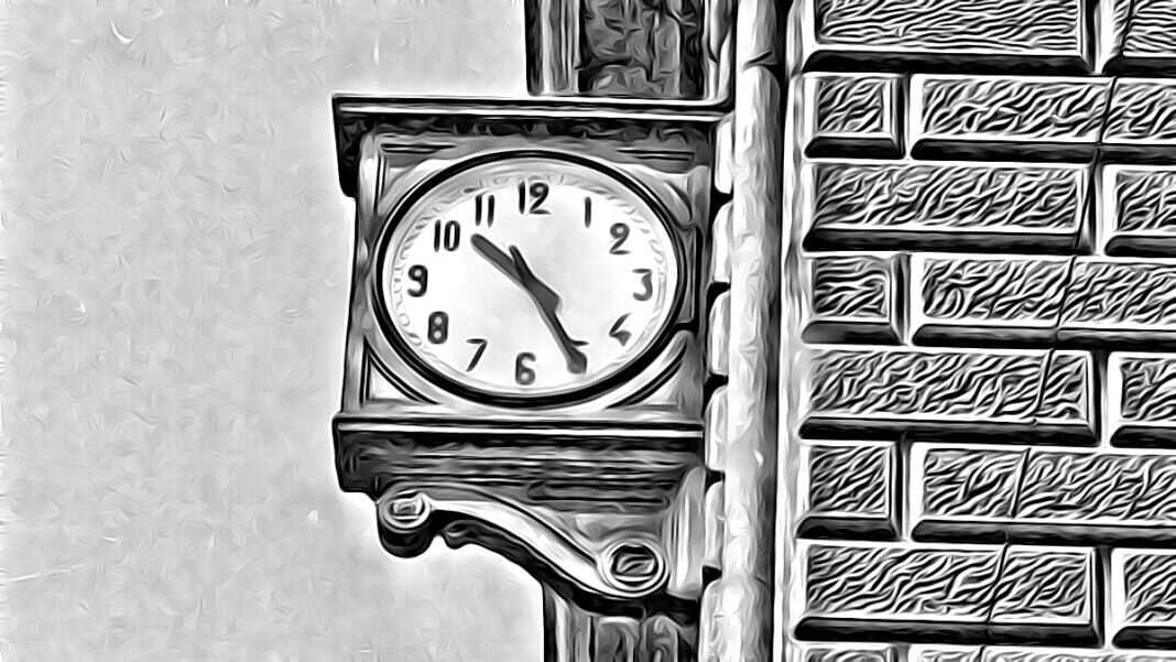 L'orologio della stazione di Bologna fermo alle 10:25 del 2 agosto 1980.