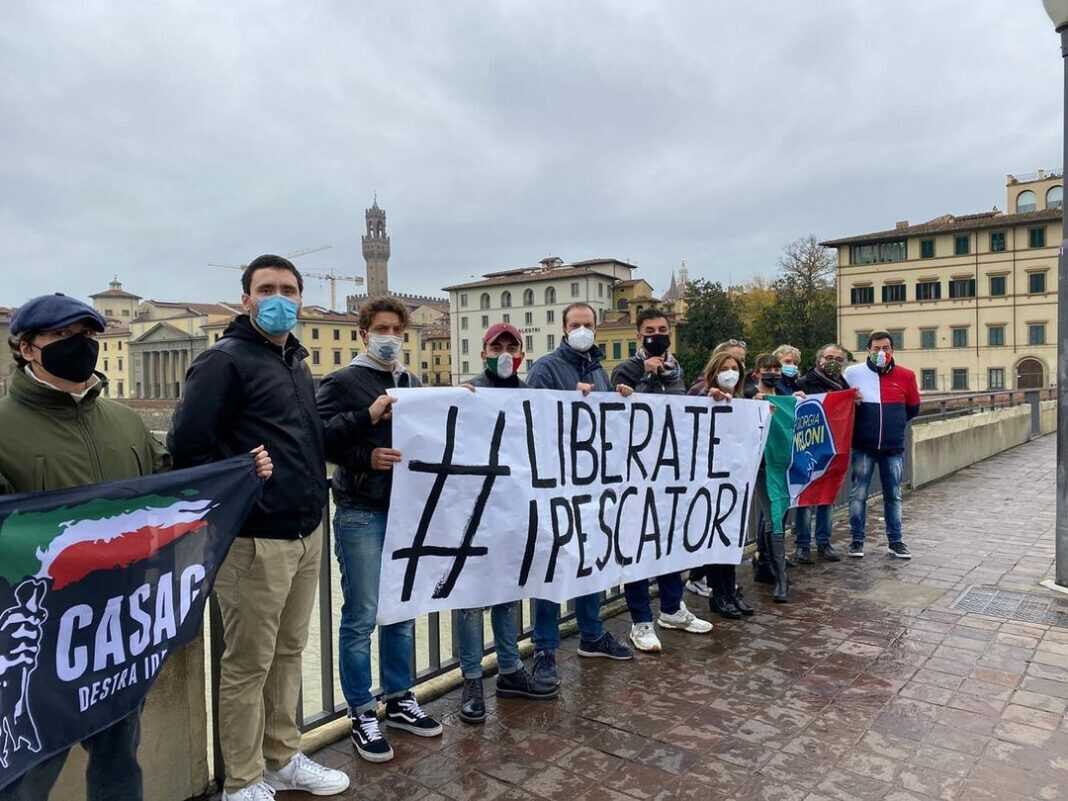 Torselli e Draghi ad un flash mob organizzato da FdI Firenze in solidarietà alle famiglie dei pescatori (1 novembre 2020)