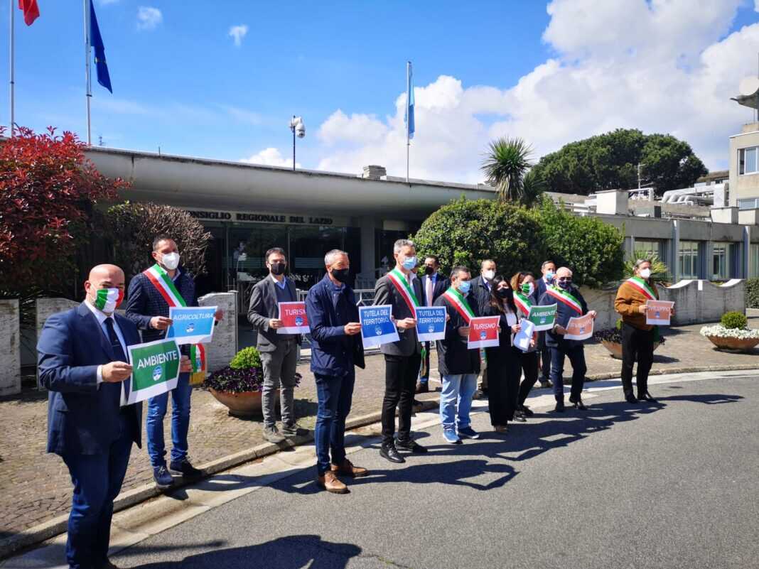 Protesta FdI sulla delibera del PTPR con i sindaci e amministratori Lazio all’ingresso della sede del Consiglio a Via della Pisana, Roma.