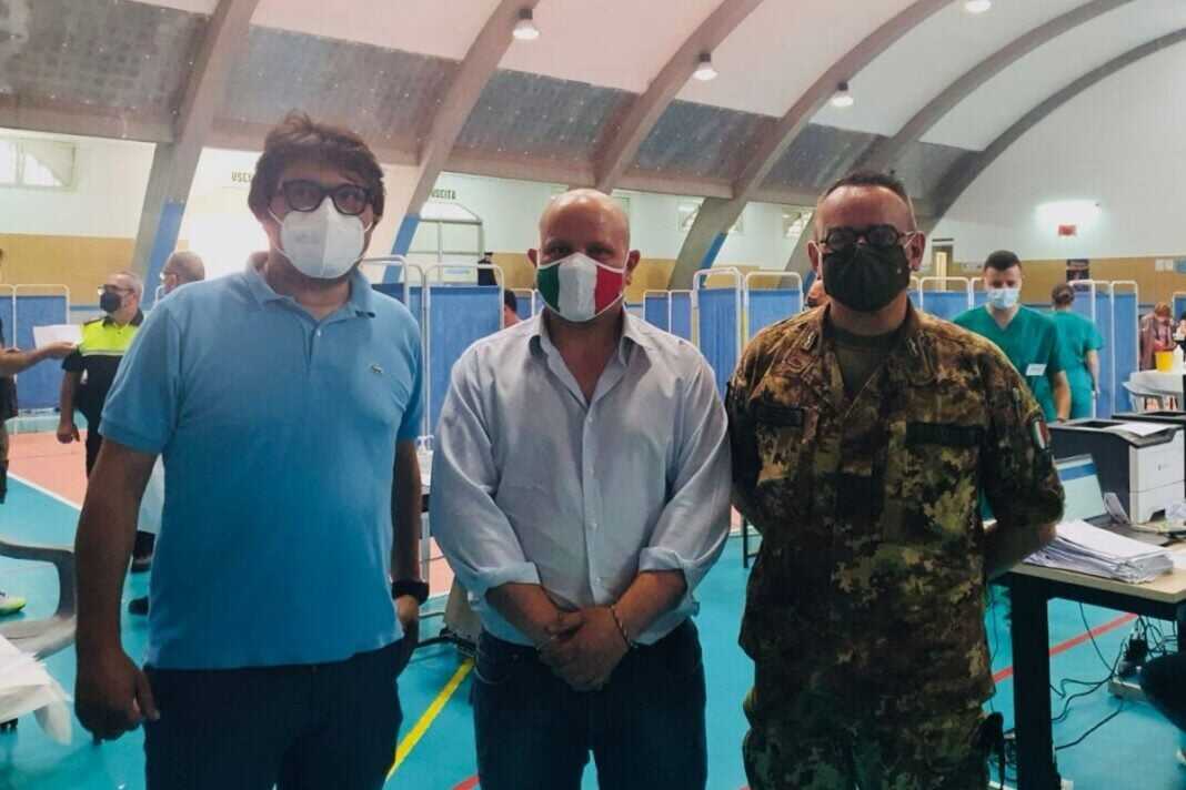 Salvatore Deidda, Deputato di Fratelli d'Italia e Capogruppo in Commissione Difesa, durante la visita al centro vaccinale di S.Antioco.