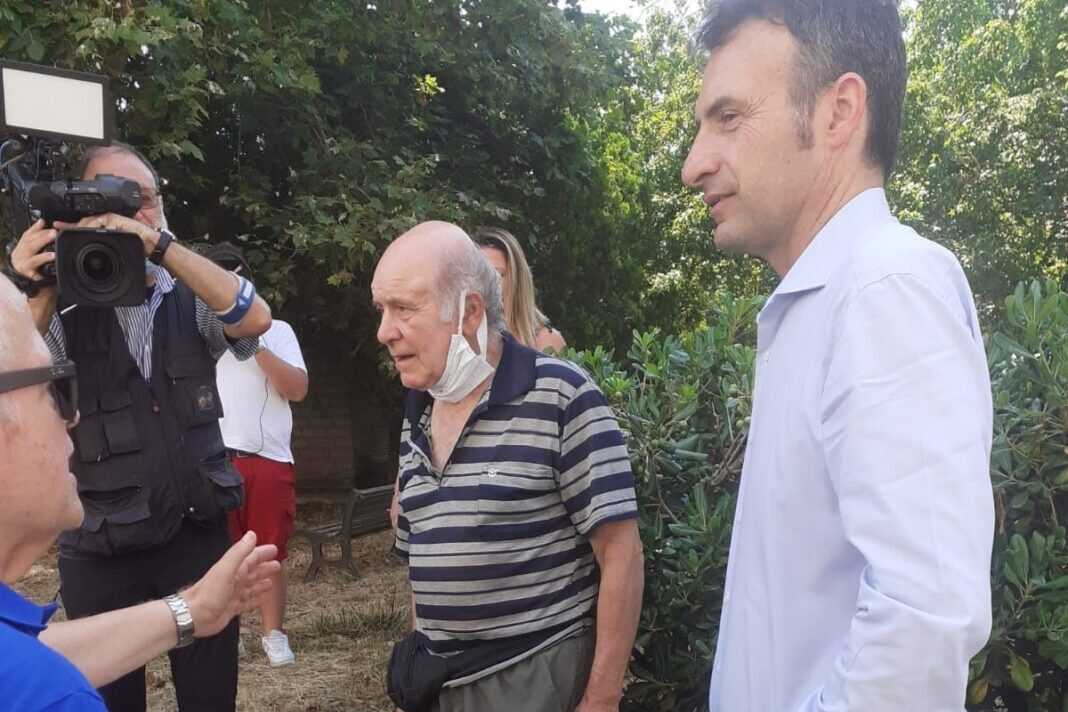 Fabrizio Ghera, capogruppo di Fratelli d'Italia incontro con gli inquilini truffati dalla Coop. Azzurra.