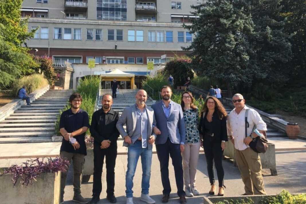 Vittorio Fantozzi, Consigliere di Fratelli d’Italia e Lorenzo Baruzzo, Coordinatore di Fratelli d’Italia di Carrara durante il sopralluogo al Monoblocco di Carrara.