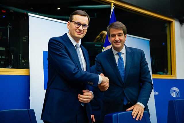 Raffaele Fitto, copresidente del gruppo Ecr-Fratelli d’Italia al parlamento europeo e Mateusz Morawiecki, Primo ministro della Polonia.