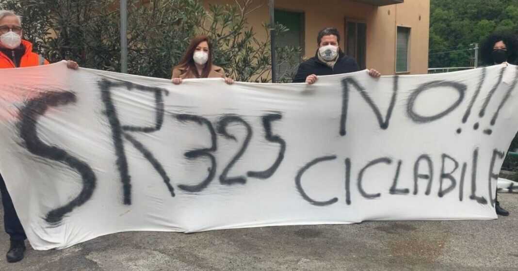 Flash mob di Fratelli d'Italia su Sr325.