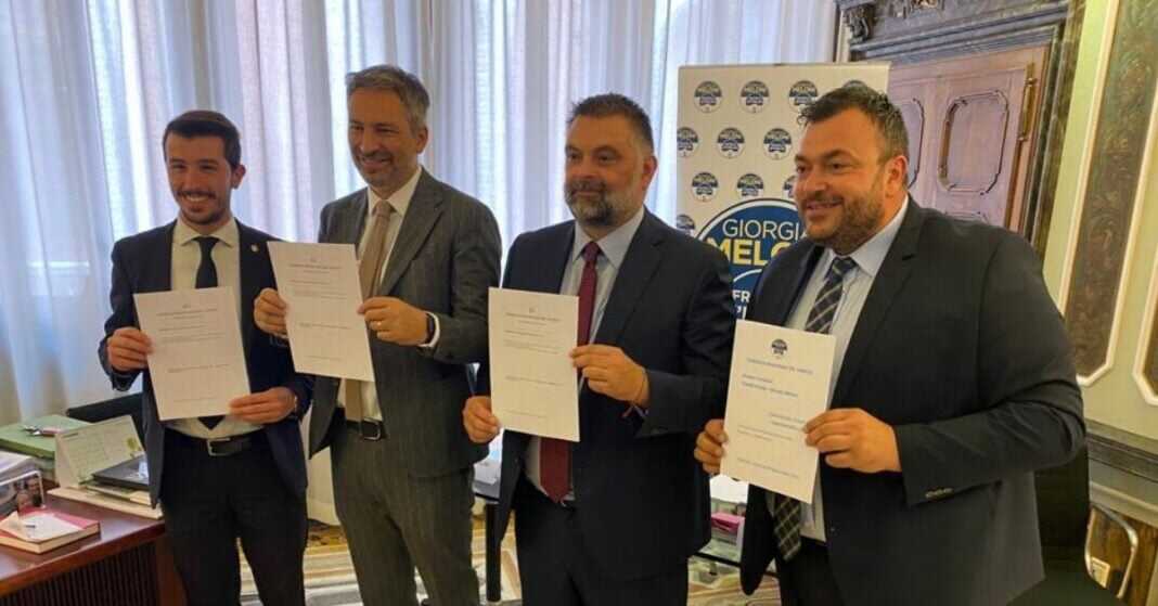 Nella foto da sinistra: Tommaso Razzolini, consigliere regionale di Fratelli d'Italia, Raffaele Speranzon, capogruppo di Fratelli d'Italia in consiglio regionale, De Carlo, senatore di Fratelli d'Italia e Joe Formaggio è un consigliere regionale di Fratelli d'Italia.