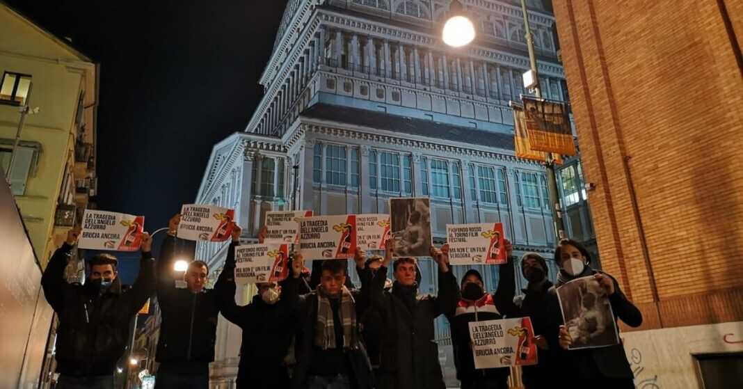 I militanti di Gioventù Nazionale, movimento giovanile di Fratelli d’Italia, durante il flash mob sotto la sede del Museo del Cinema alla Mole Antonelliana a Torino.