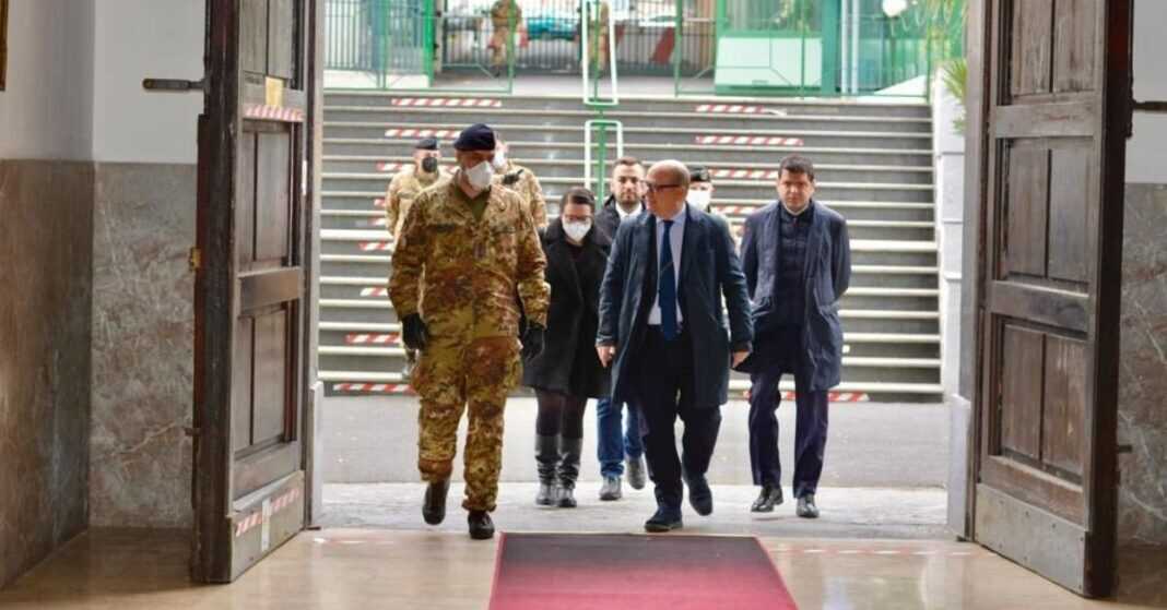 Salvatore Deidda, Capogruppo di Fratelli d'Italia in Commissione Difesa in visita alla Caserma del 62° Reggimento fanteria “Sicilia”, a Catania.