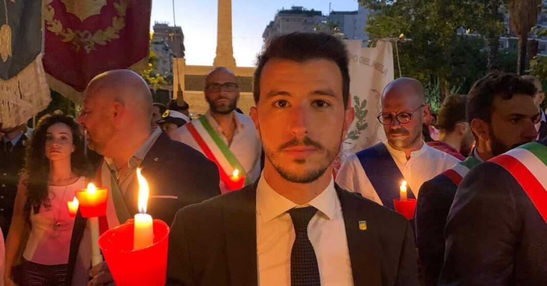Tommaso Razzolini, consigliere regionale di Fratelli d’Italia durante la fiaccolata nel trentennale della strage di via D’Amelio.