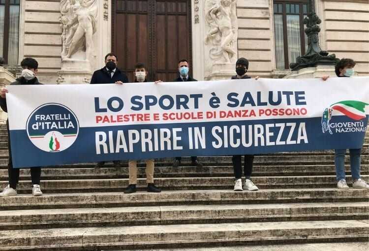 Vittorio Fantozzi, vice-capogruppo Fratelli d'Italia in Consiglio regionale, e Marco Martinelli, capogruppo Fratelli d'Italia in Consiglio comunale a Lucca al Flash Mob organizzato da FdI a sostegno di palestre e scuole di danza