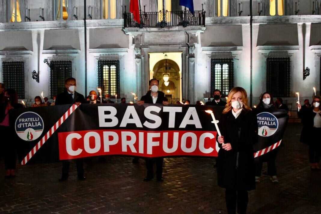 Giorgia Meloni, Presidente di Fratelli d’Italia, durante la fiaccolata di Fratelli d’Italia davanti Palazzo Chigi contro il coprifuoco