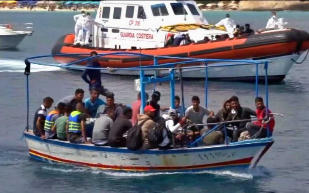 Frame del video trasmesso da TgCom24 che mostra lo sbarco di alcuni migranti
