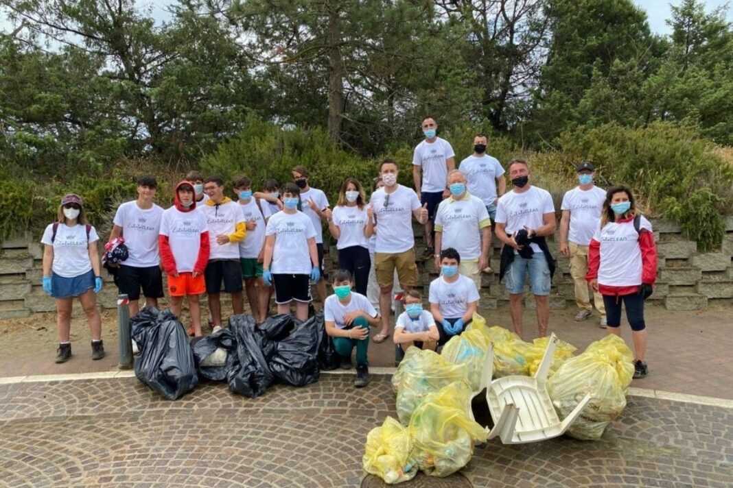 Fabrizio Rossi, Assessore allo Sport del Comune di Grosseto, e Coordinatore regionale di Fratelli d’Italia, e Simona Petrucci, Assessore all’Ambiente a raccogliere plastica sulla spiaggia di Marina di Grosseto.