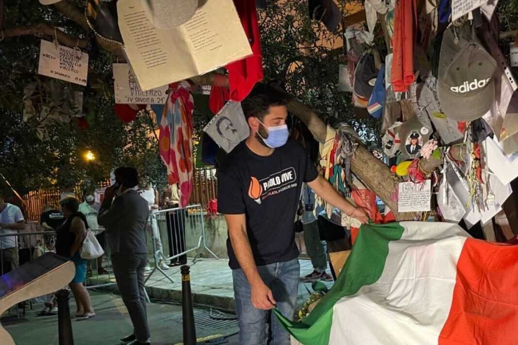 Fabio Roscani, presidente di Gioventù Nazionale durante la fiaccolata in memoria della strage di via D’Amelio.