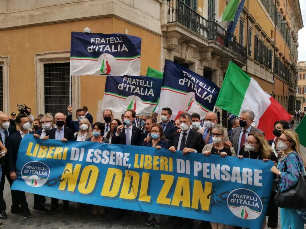 Fratelli d'Italia e Gioventù Nazionale durante il flash mob contro il disegno di legge Zan.