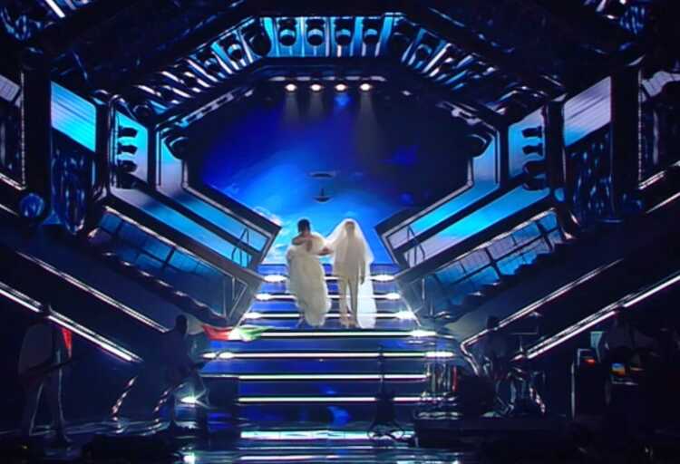Achille Lauro durante una sua esibizione al festival di Sanremo abbandona il Tricolore a terra.