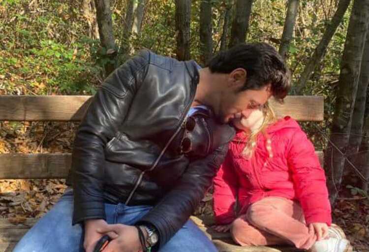Foto pubblicata su Facebook da Giorgia Meloni, leader di Fratelli d'Italia, che ritrae sua figlia con il compagno.