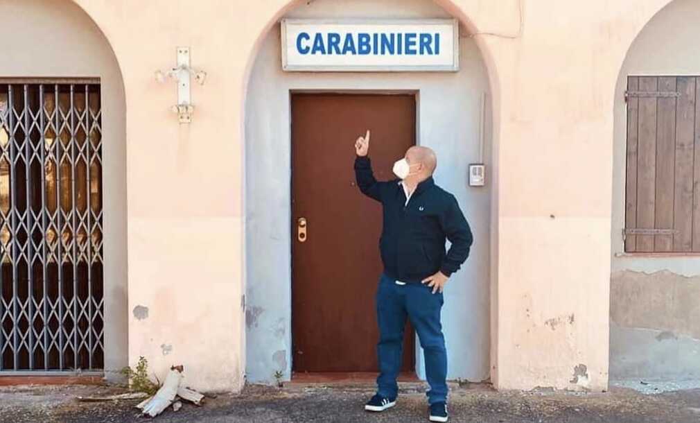 Salvatore Deidda, Deputato e Capogruppo di FdI in Commissione Difesa davanti alla Caserma dei Carabinieri a Flumini.