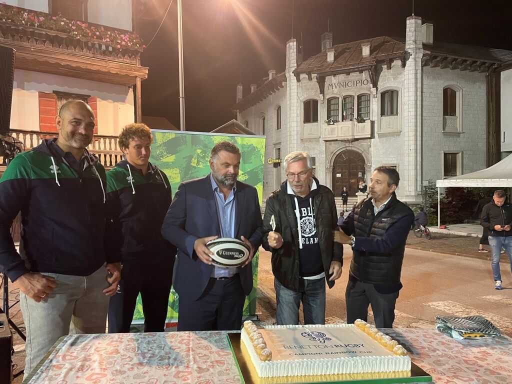 Luca De Carlo, sindaco di Calalzo di Cadore e senatore di Fratelli d'Italia in piazza per la presentazione della squadra del Benetton Rugby.